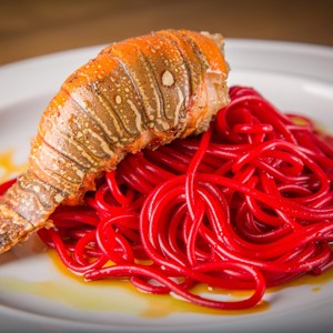 Quadrado em Pinheiros traz atmosfera de Trancoso com sabores ibéricos em SP