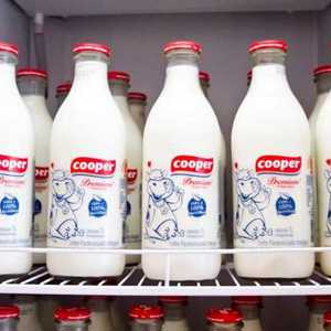 Cooper e Owens-Illinois se unem para difundir leite em recipiente de vidro