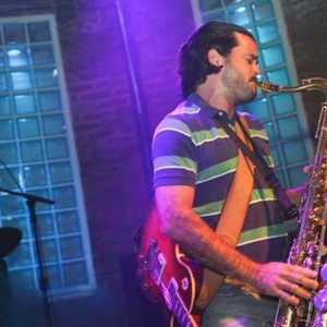 Adrianoijazz apetece o público do Bourbon Street com repertório cheio de sex appleal