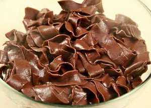 Fettuccine ao chocolate e filé de frango.