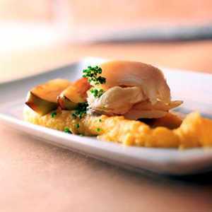 Receita: O Chef Vitor Sobral ensina seu Bacalhau lascado com purê de mandioca, batata doce e maçã assada para a Páscoa