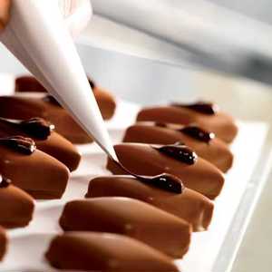 A chef patessière Amanda Lopes ministra os segredos da confeitaria em curso do calendário de final de ano da Chocolate Academy