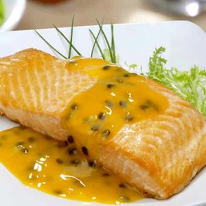 Salmão ao molho de maracujá do Caiubier