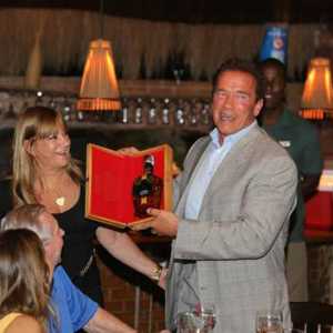 Arnold Schwarznegger é presenteado com a cachaça Weber Haus Black no RJ