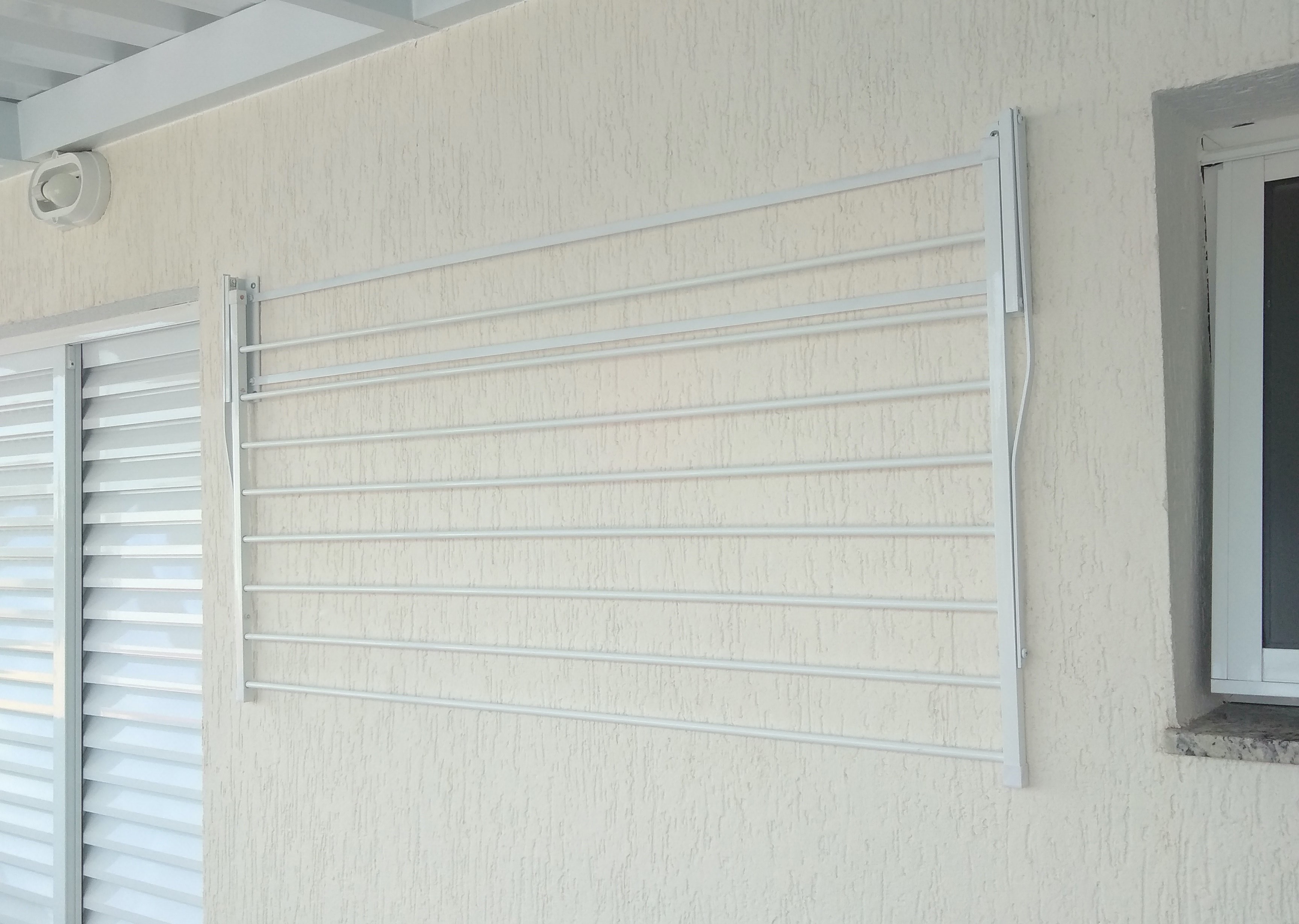 Varal Reclinável de Parede Interno/Externo Branco