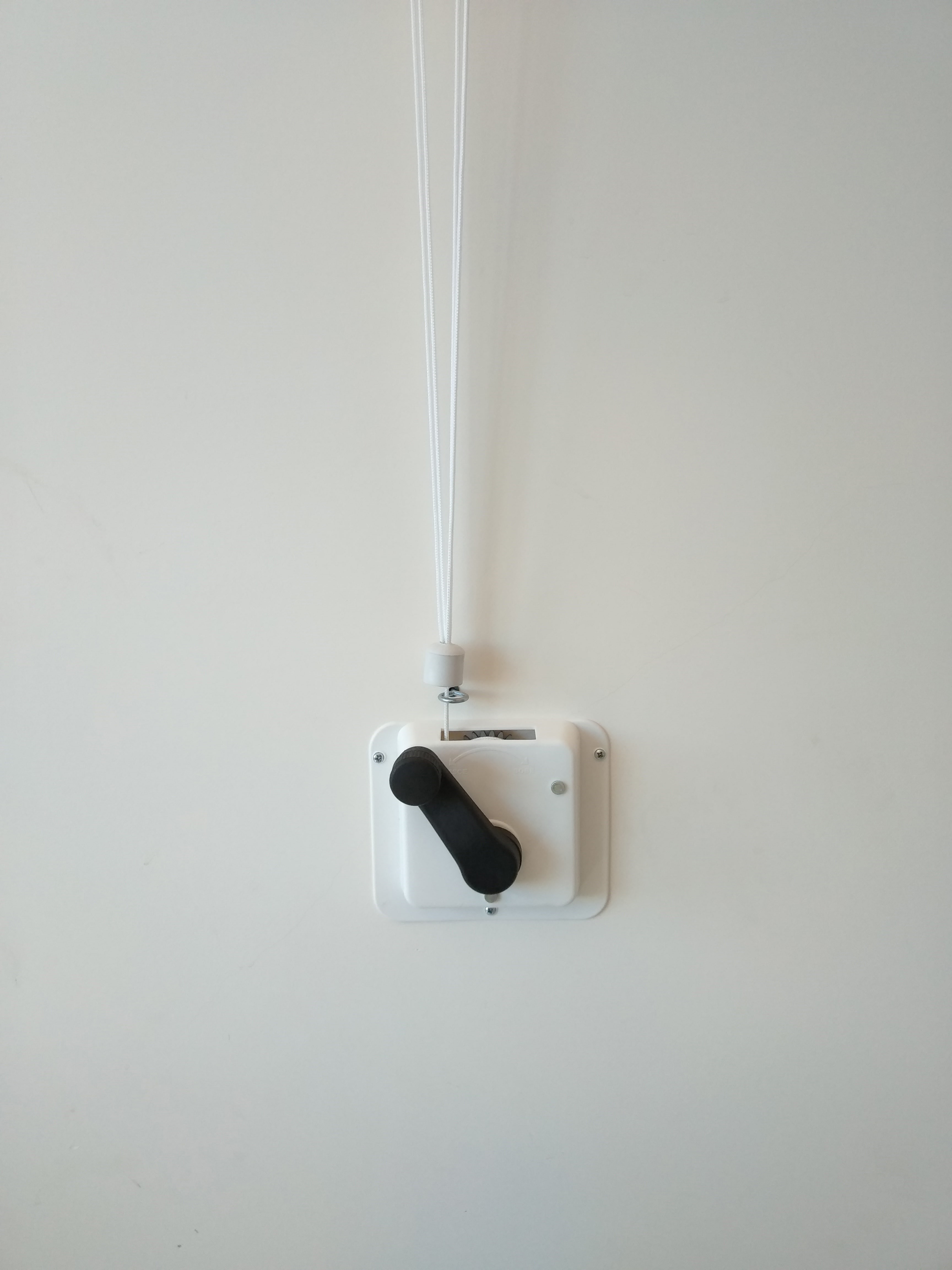 Manivela para Varal Tradicional Teto/Parede Branco / Maçaneta Preta 