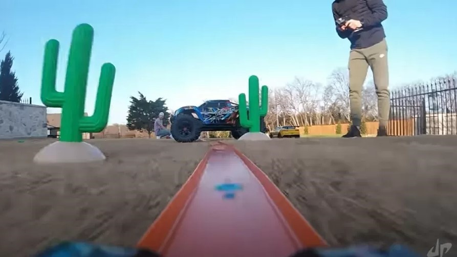 Pista Hot Wheels gigante